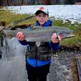 Pêche dans le lac bleu en hiver