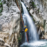 Sortie encadrée de Canyoning : Plus qu’une rando, une cascade d’émotions !