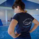 Ecole de natation des pieds dans l'eau