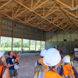 Visite du complexe sportif, une construction en bois local