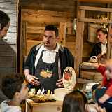 Visite d'une cave d'affinage de fromage Abondance