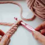 Loisirs créatifs - Fabrication d'un collier de perle au crochet