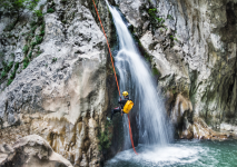 Sortie encadrée de Canyoning : Plus qu’une rando, une cascade d’émotions !