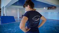 Ecole de natation des pieds dans l'eau