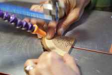 Atelier de fabrication de bijoux en bois