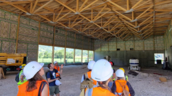 Visite du complexe sportif, une construction en bois local