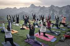 Morning Yoga au sommet du mont Lachat