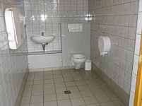 Toilettes accessibles aux Cristaux