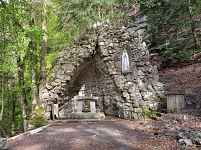 sentier pédestre : de la chapelle de l'Immaculée à la grotte mariale de Lévaud