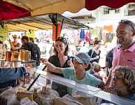 Vente de pizzas et marché artisanal au four de Chaparon