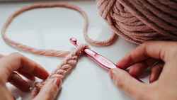 Loisirs créatifs - Fabrication d'un collier de perle au crochet