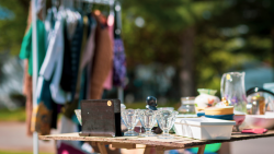 Déstockage du vestiaire de l'association Coup de pouce