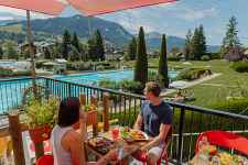 restaurant extérieur piscine