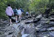 Rando ruisseau les pieds dans l'eau